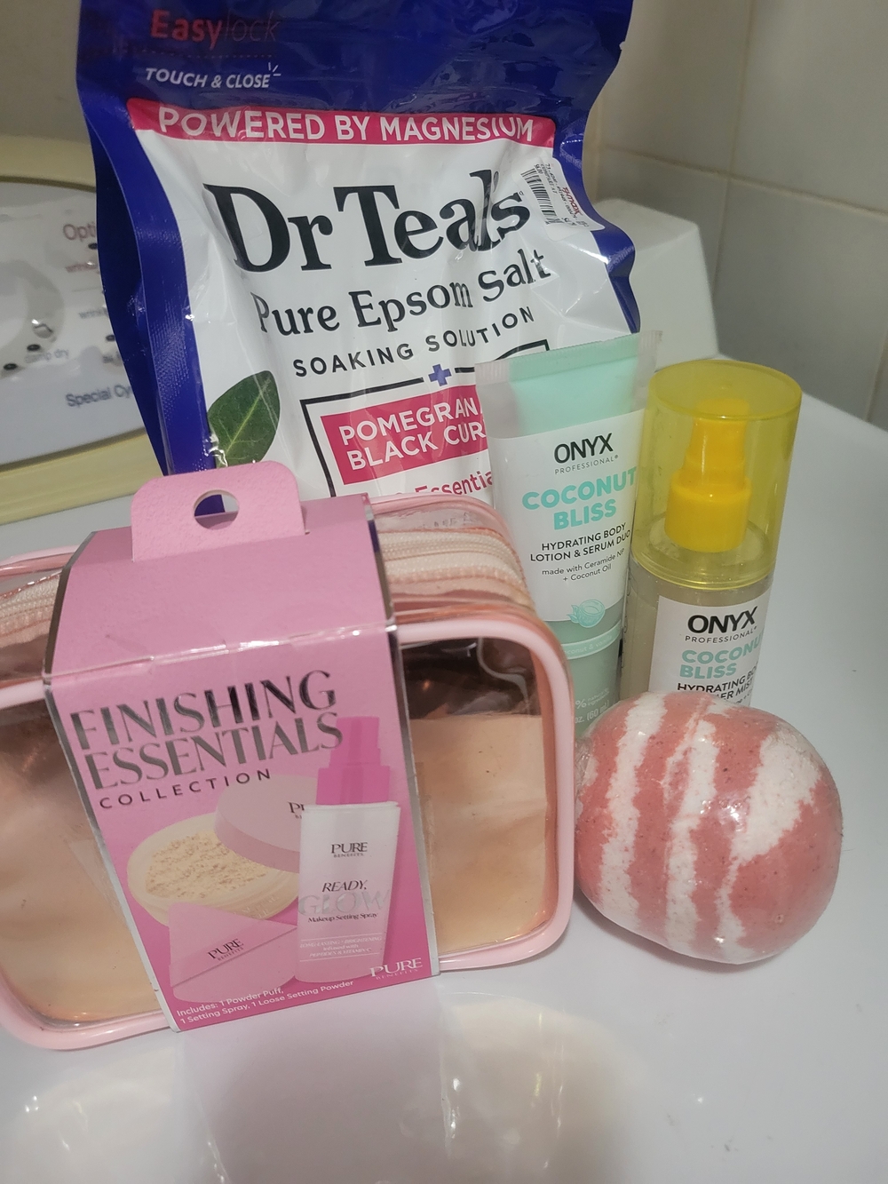 Dr Teal's Pomegranate Epsom Salt + Coconut Bliss Bath Set - Pink & White